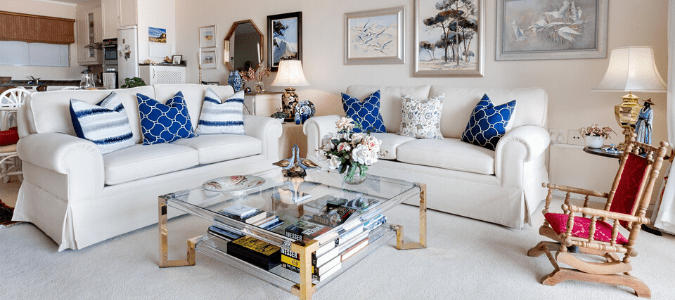 A living room with white carpet